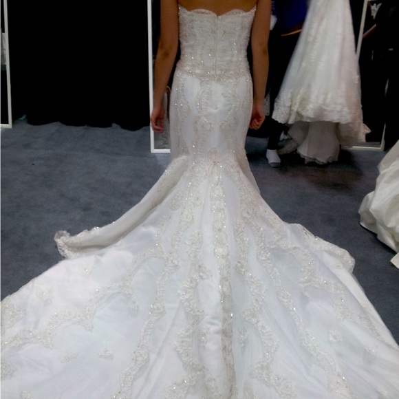 Wedding dress with long train and beautiful detail - Picture 2 of 4